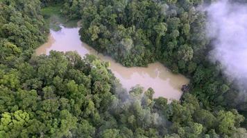 aéreo rotativo Visão baixo névoa nuvem às abandonado barragem video