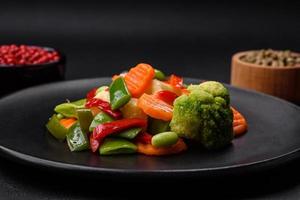 delicioso jugoso brócoli verduras, zanahorias, espárragos frijoles y campana pimientos foto