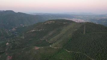 Antenne Aussicht von ein Wicklung Straße im das Berge im Herbst saison video