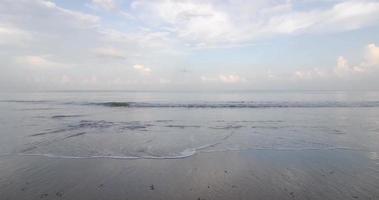 Timelapse naturlig skön se av hav vit sand strand i solig dag i söder av thailand, phuket, hav hav i sommar semester Semester tid bakgrund video