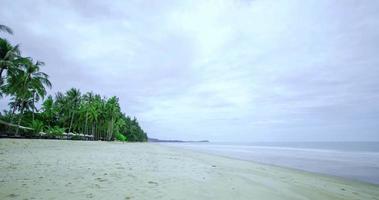 Timelapse naturlig skön se av hav vit sand strand i solig dag i söder av thailand, phuket, hav hav i sommar semester Semester tid bakgrund video
