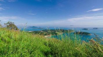Zeitraffer natürlich schön Aussicht von Meer Küste Cliff im sonnig Tag im Süd von Thailand, Phuket, Berg Insel im Ozean Meer im Sommer- video