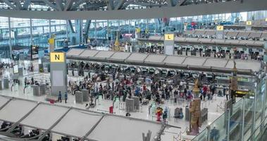 Junho 2.2022 Bangkok, Tailândia espaço de tempo Visão dentro saída terminal com muitos passageiro às check-in contador. Suvarnabhumi aeroporto Tailândia reabertura país video