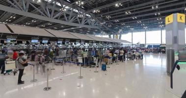 Juni 2,2022 Bangkok, Thailand Zeitraffer Aussicht Innerhalb Abfahrt Terminal mit viele Passagier beim Check-In Schalter. suvarnabhumi Flughafen Thailand Wiedereröffnung Land video