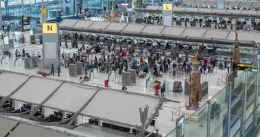 Junho 2.2022 Bangkok, Tailândia espaço de tempo Visão dentro saída terminal com muitos passageiro às check-in contador. Suvarnabhumi aeroporto Tailândia reabertura país video