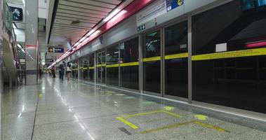 2 giugno 2022 Bangkok, Tailandia lasso di tempo di affollato passeggeri mentre utilizzando scala mobile nel metropolitana la metropolitana treno stazione nel corsa ora video