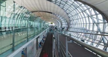 junio 2,2022 Bangkok, Tailandia lapso de tiempo ver dentro salida terminal con pasajero embarque a puerta. suvarnabhumi aeropuerto Tailandia reapertura país video