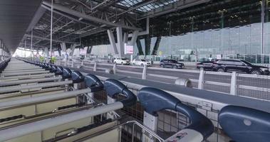 Junho 2.2022 Bangkok, Tailândia espaço de tempo Visão muitos carro A chegar para saída terminal com muitos passageiro às Suvarnabhumi aeroporto Tailândia reabertura país video
