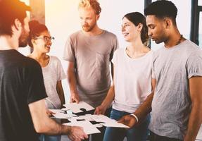 equipo de empresarios trabajo juntos para uno meta. concepto de unidad y camaradería foto