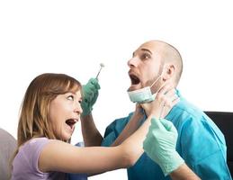 enojado paciente por dentista foto
