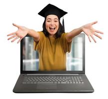 mujer es contento a logrado en línea graduación debido a covid-19 virus problema foto