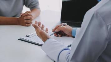 proche en haut de femelle médecin en utilisant stéthoscope en mettant battre cœur diagnostiquer avec patient dans examen pièce à une hôpital, vérification corps, médical et santé se soucier concept. video