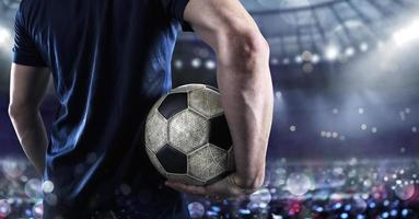 fútbol jugador Listo a jugar con balón de fútbol a el estadio foto