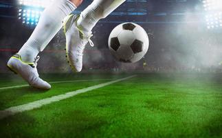 fútbol americano escena a noche partido con cerca arriba de un fútbol jugador corriendo a patada el pelota a el estadio foto