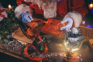 Papa Noel claus escribe un letra bueno deseos para Navidad regalos foto