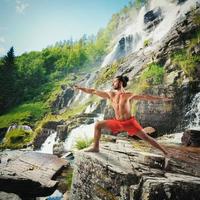 yoga en un natural paisaje foto