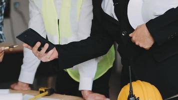 arquitecto hombre trabajando con ordenador portátil y planos, ingeniero inspección en lugar de trabajo para arquitectónico plan, bosquejo un construcción proyecto ,selectivo foco,negocio concepto Clásico color video