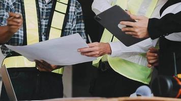 arquitecto hombre trabajando con ordenador portátil y planos, ingeniero inspección en lugar de trabajo para arquitectónico plan, bosquejo un construcción proyecto ,selectivo foco,negocio concepto Clásico color video