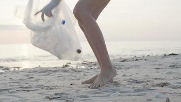 opslaan water. vrijwilliger plukken omhoog uitschot vuilnis Bij de strand en plastic flessen zijn moeilijk ontleden voorkomen kwaad aquatisch leven. aarde, omgeving, vergroening planeet, verminderen globaal opwarming, opslaan wereld video