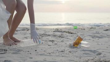 Wasser sparen. Freiwillige sammeln Müll am Strand und Plastikflaschen sind schwer zu zersetzen, um Schäden am Wasserleben zu verhindern. erde, umwelt, planeten ergrünen, erderwärmung reduzieren, welt retten video