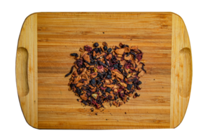 achtergrond van natuurlijk fruit thee met hibiscus bloemblaadjes, fruit plakjes en bessen. fruit thee textuur. top visie, vlak leggen. png