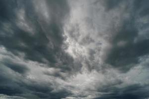 dramático trueno tormenta nubes a oscuro cielo foto