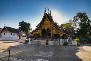 templo de la ciudad dorada de wat xieng thong en luang prabang, laos. El templo de xieng thong es uno de los más importantes de los monasterios laosianos. foto