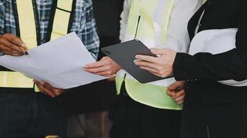 arquitecto hombre trabajando con ordenador portátil y planos, ingeniero inspección en lugar de trabajo para arquitectónico plan, bosquejo un construcción proyecto ,selectivo foco,negocio concepto Clásico color video