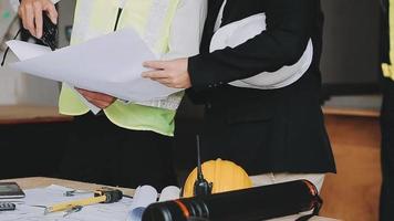 Architekt Mann Arbeiten mit Laptop und Pläne, Ingenieur Inspektion im Arbeitsplatz zum architektonisch planen, skizzieren ein Konstruktion Projekt ,selektiv Fokus, Geschäft Konzept Jahrgang Farbe video