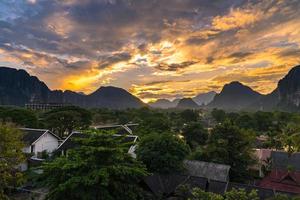 mirador y hermoso paisaje al atardecer en vang vieng, laos. foto