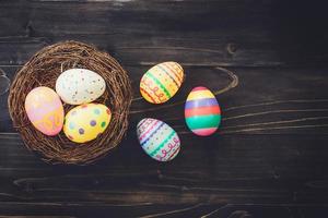 huevos Pascua de Resurrección en el nido en madera antecedentes con espacio de copia. foto