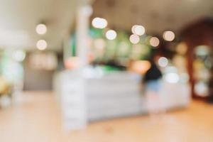 mesa de luz borrosa abstracta en cafetería y cafetería con fondo bokeh. plantilla de exhibición de productos. foto