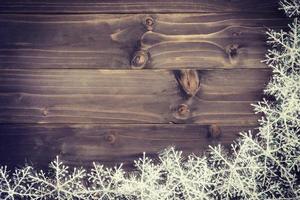 de madera marrón Navidad antecedentes y blanco copos de nieve con espacio. foto