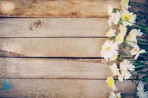 flores en antiguo grunge de madera mesa textura y antecedentes con Copiar espacio. foto