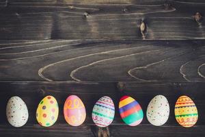 vistoso Pascua de Resurrección huevos en negro madera antecedentes con espacio de copia. foto