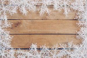 de madera marrón Navidad antecedentes con copos de nieve y Navidad decoración. foto