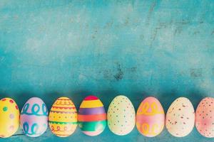 vistoso Pascua de Resurrección huevo en azul pastel color madera antecedentes con espacio. foto