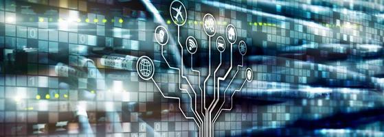 concepto de servidor inteligente. Internet de las cosas. TIC tecnología de la información y la comunicación. diagramas con iconos en los fondos digitales de la sala de servidores foto