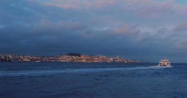 het zeilen de tagus rivier- in Portugal video