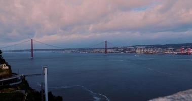 Tagus Fluss Hafen im Lissabon im ein wolkig Tag video