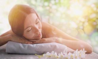 mujer relajante con un masaje en un spa centro. doble exposición foto