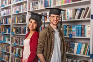 graduado estudiantes en frente de un biblioteca. concepto de preparación y determinación foto