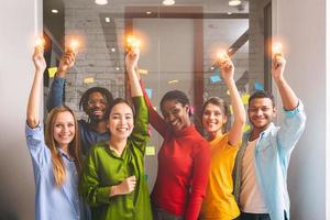 trabajo en equipo y lluvia de ideas concepto con empresarios ese compartir un idea con un lámpara. concepto de puesta en marcha. foto