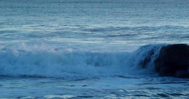 vagues frappe rochers par le rivage video