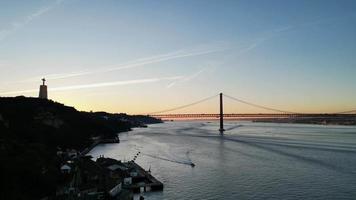 antenn se av de kust av lissabon under solnedgång video