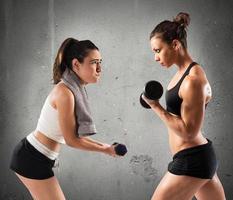 rutina de ejercicio en el gimnasio con entrenador foto