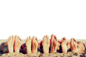 grupo de amigos teniendo divertido en el playa con su pies concepto de Hora de verano. aislado en blanco antecedentes foto