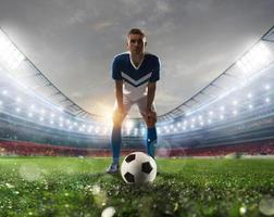 fútbol jugador Listo a patada el balón de fútbol a el estadio durante el partido foto