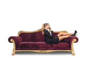 mujer de negocios en sofá foto