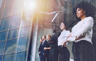 negocio personas en frente de ventana Mira lejos. futuro visión, trabajo en equipo puesta en marcha un camaradería concepto. doble exposición foto